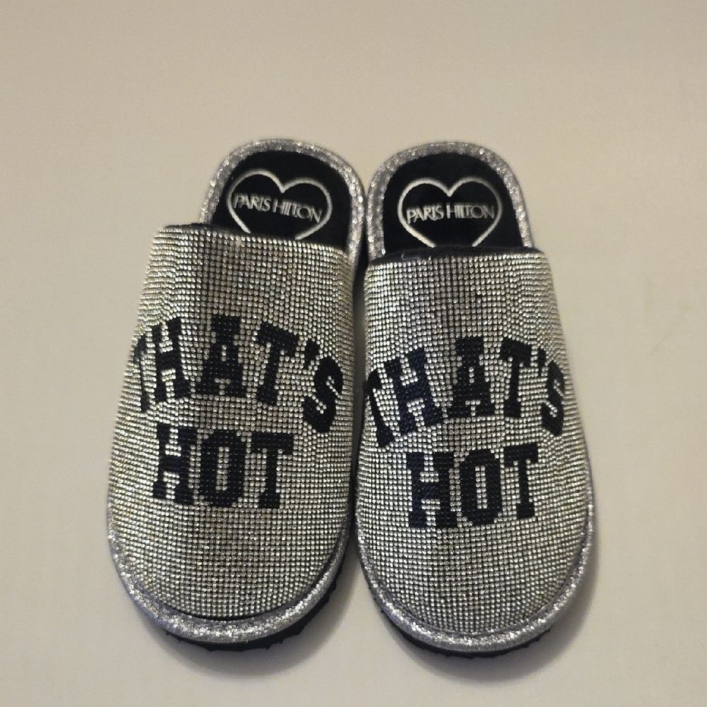 BRAND NEW PARIS HILTON SLIVING  GLITTER RHINESTONE SLIPPERS  THAT's HOT WRITING